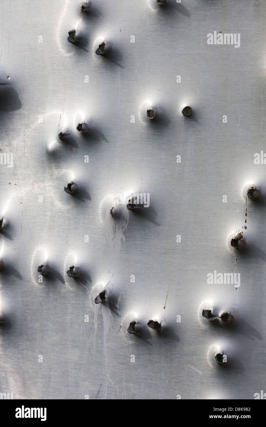 Einschussloch, erschossen in Aluminium-board Stockfoto
