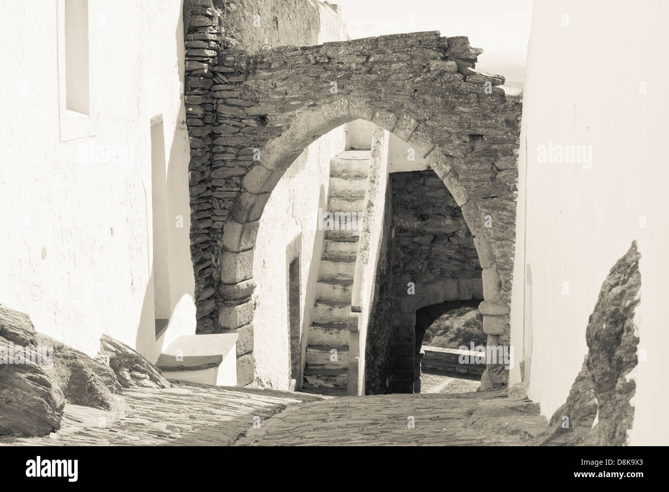 Ein schöner Durchgang in Monasaraz.  Alentejo, Portugal. Stockfoto