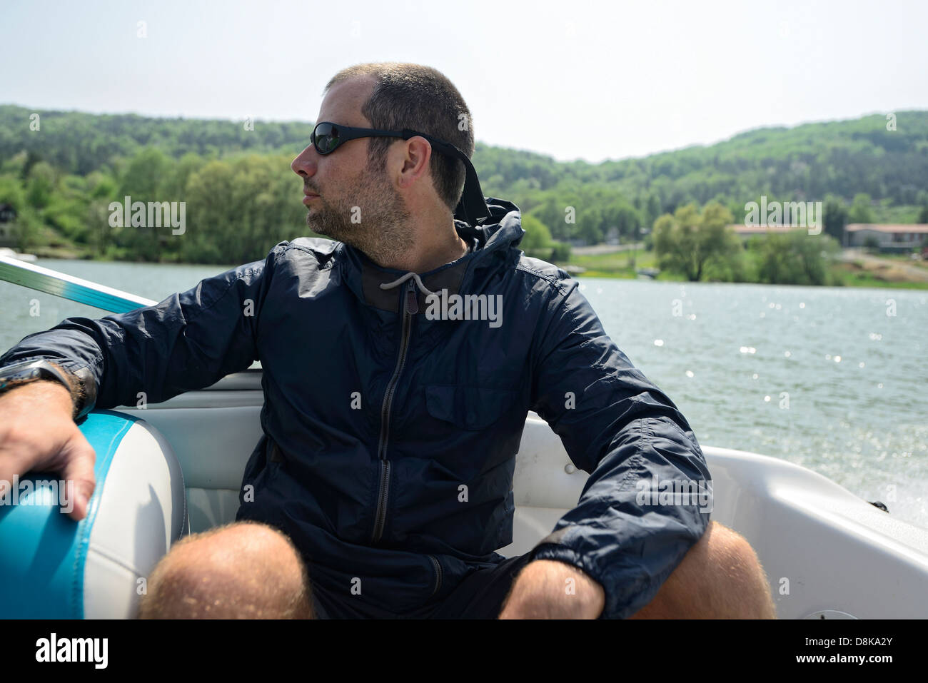 Mann in einem Motorboot Beschleunigung Weg entlang der Küste, Blick in die Zukunft Stockfoto