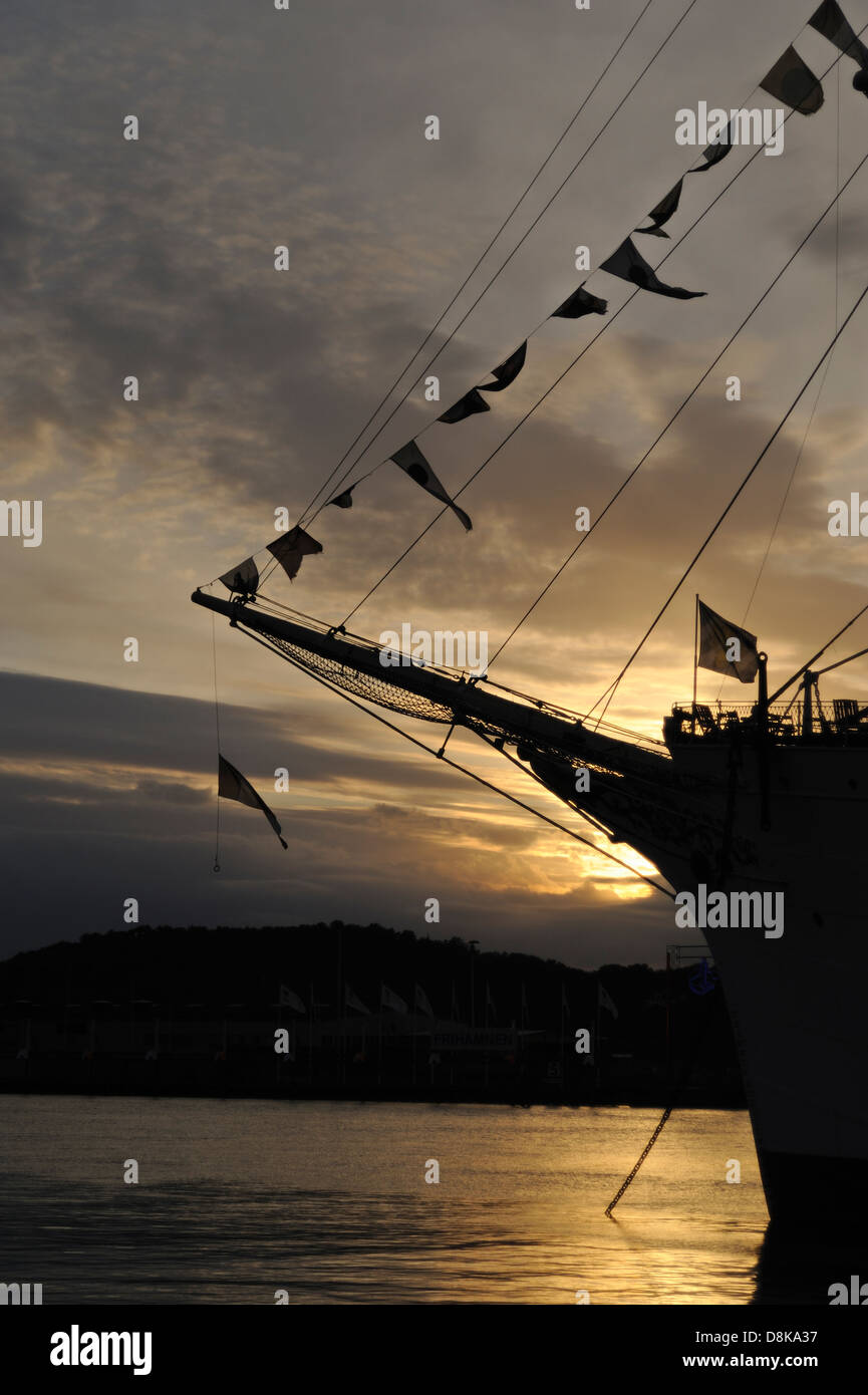 Silhouette der Wikinger Segel-Schiff gegen die untergehende Sonne im Hafen von Lilla Bommen, Göteborg, Schweden Stockfoto