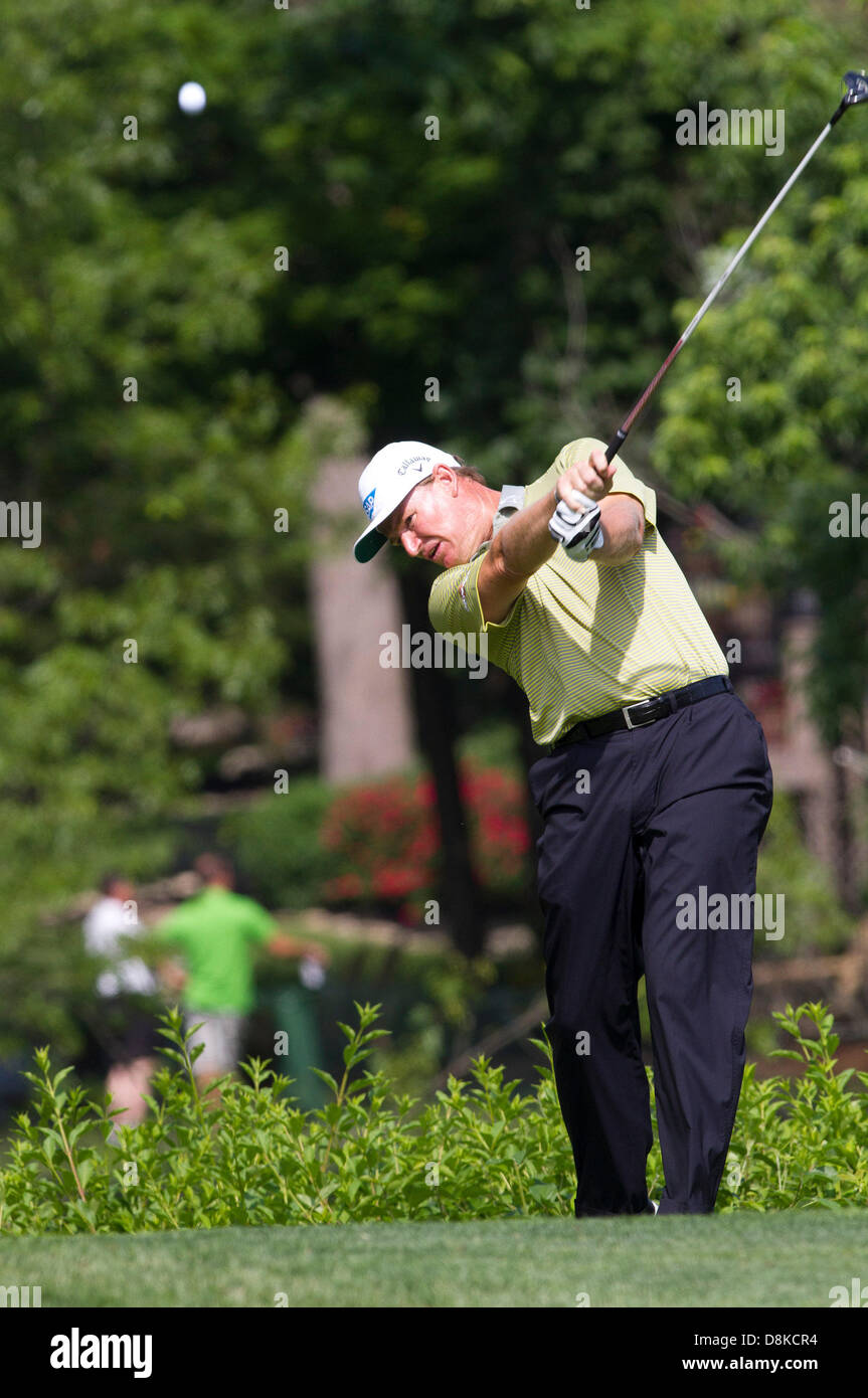Dublin, Ohio, USA. 30. Mai 2013: Ernie Els Abschläge auf das 18. Loch in der ersten Runde des The Memorial Tournament im Muirfield Village Golf Club in Dublin, Ohio Credit: Cal Sport Media/Alamy Live News Stockfoto