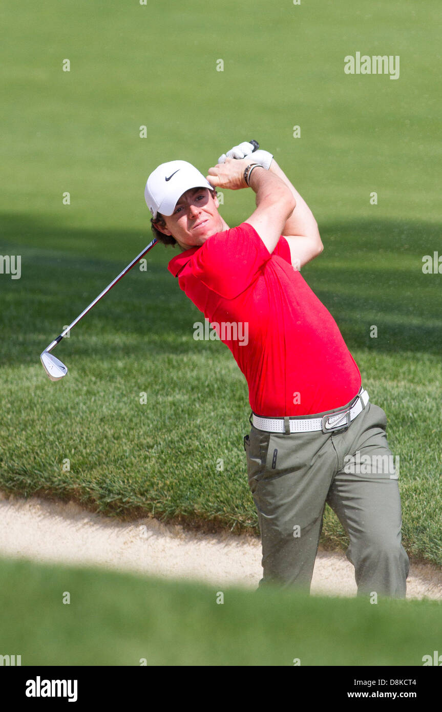 Dublin, Ohio, USA. 30. Mai 2013: Rory McIlroy trifft aus einem Bunker auf dem 18. Fairway in der ersten Runde des The Memorial Tournament im Muirfield Village Golf Club in Dublin, Ohio Credit: Cal Sport Media/Alamy Live News Stockfoto