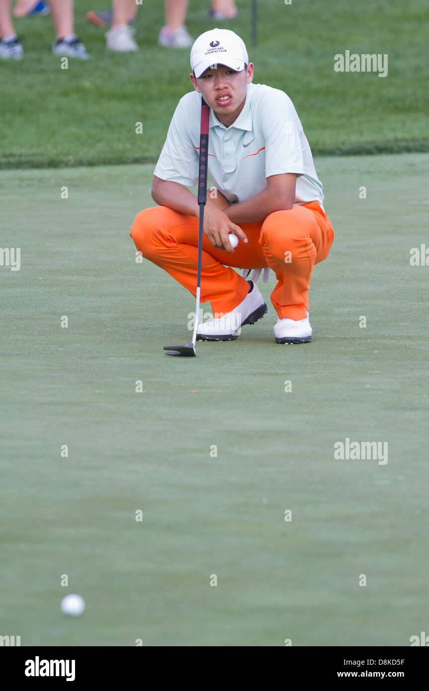 Dublin, Ohio, USA. 30. Mai 2013: Guan Tianlang betrachtet eine bevorstehende Putt in der ersten Runde des The Memorial Tournament im Muirfield Village Golf Club in Dublin, Ohio Credit: Cal Sport Media/Alamy Live News Stockfoto