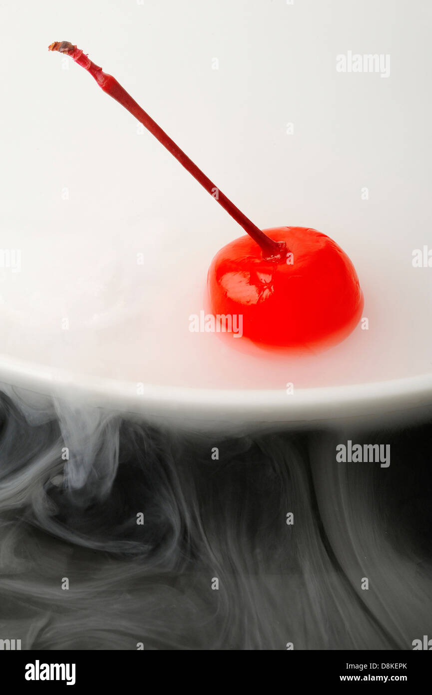 Kirsche Maraschino in Trockeneis Rauch Stockfoto