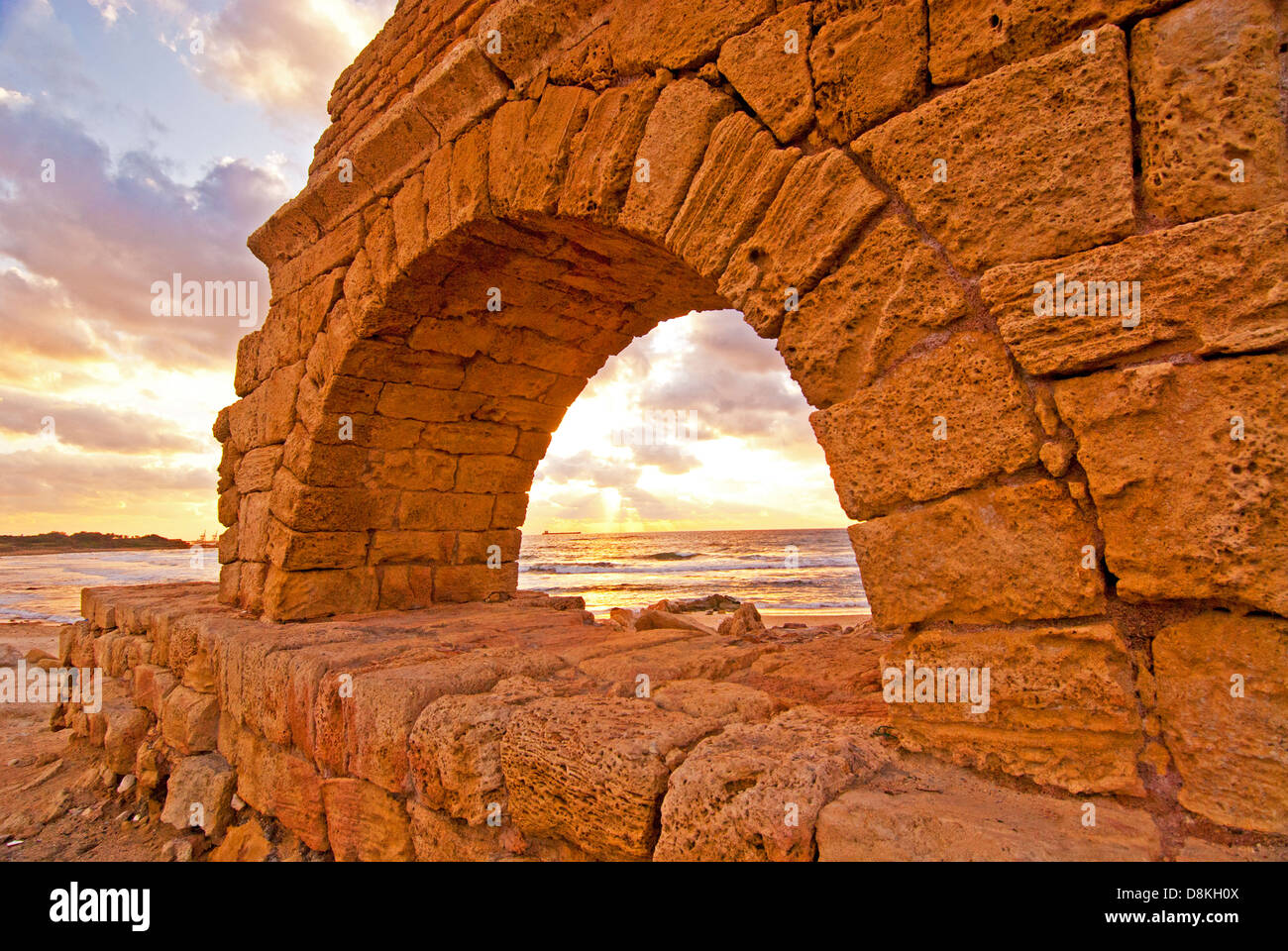 Überreste der antiken römischen Aquädukt, Kaiserschnitt, Judäa, Israel Stockfoto