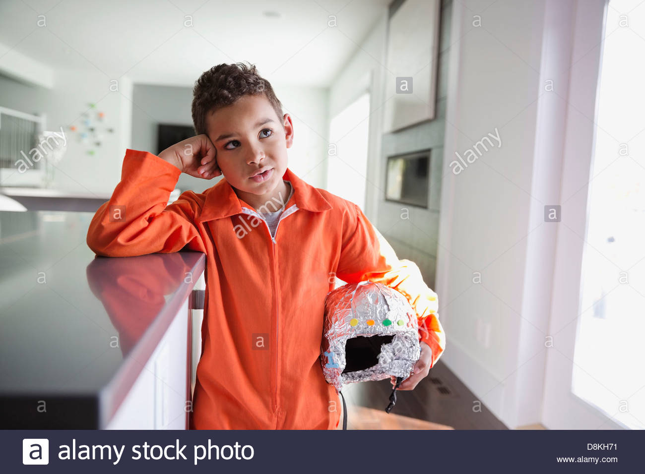 Junge, die vorgeben, Astronaut zu Hause zu sein Stockfoto