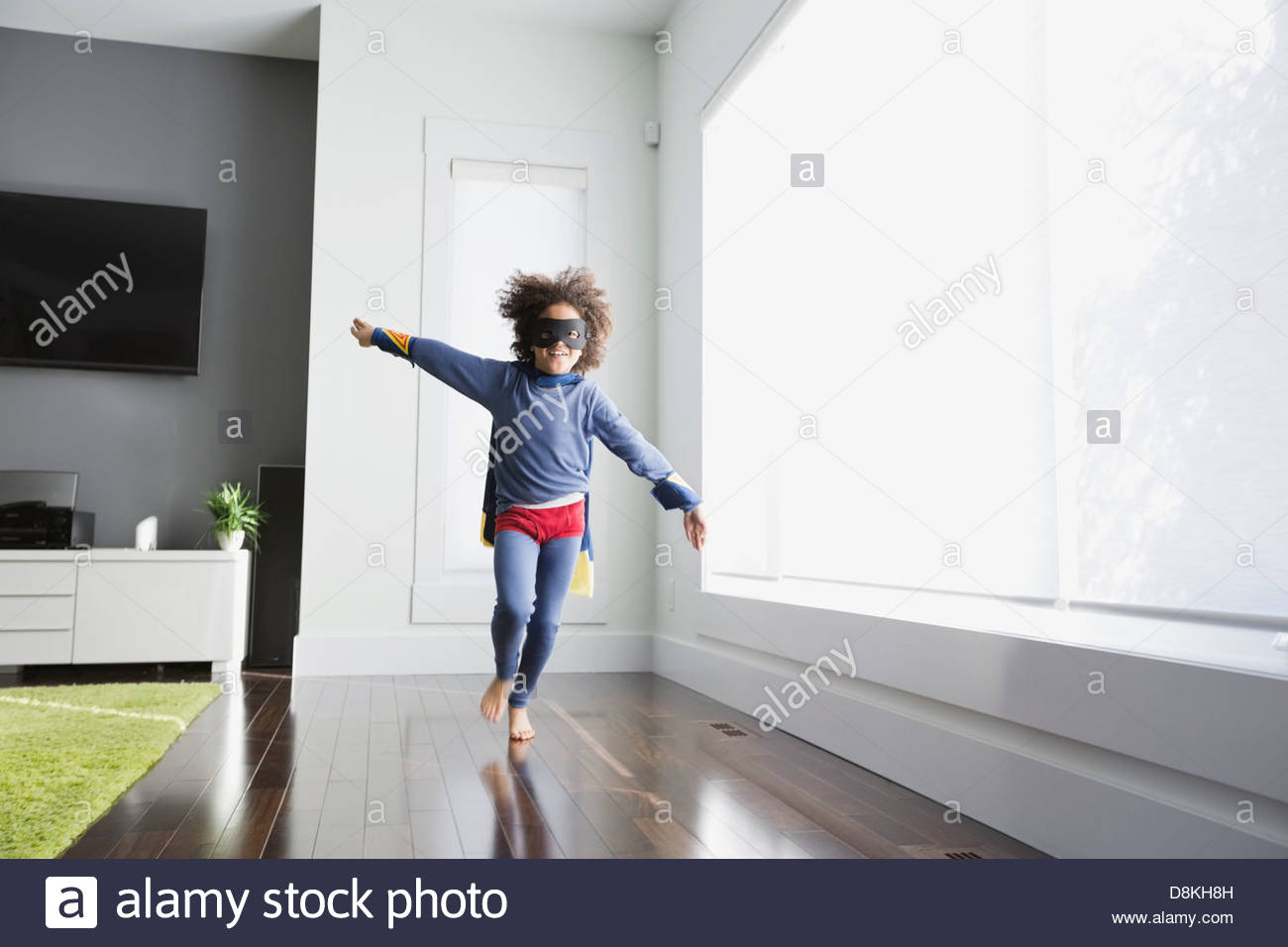 Junge, die vorgibt, Superheld zu Hause sein Stockfoto
