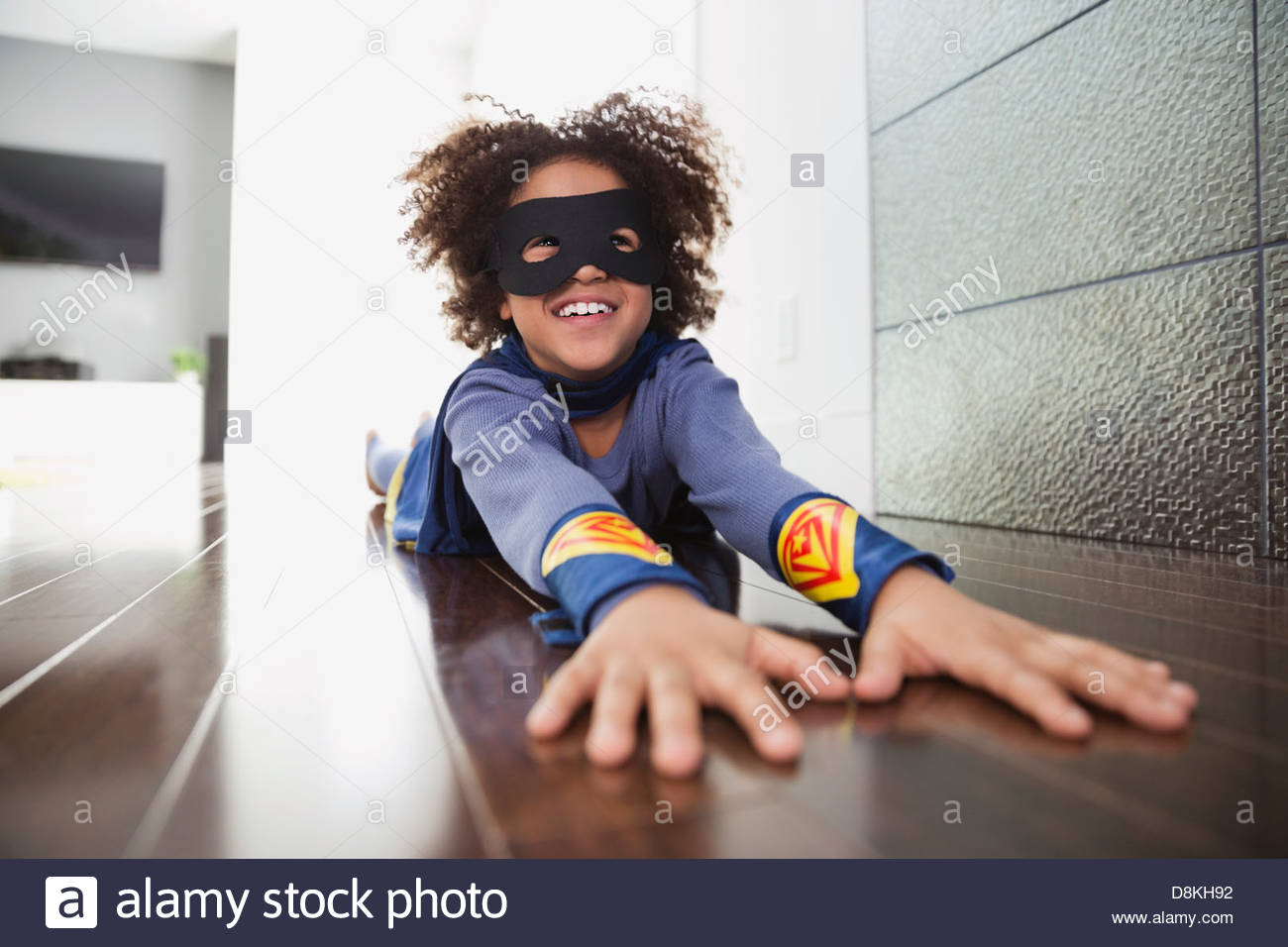Junge, die vorgibt, Superheld zu Hause sein Stockfoto