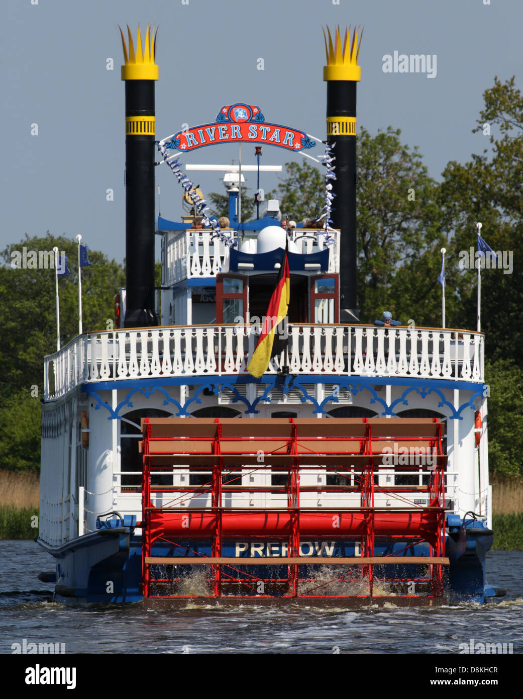 Der Mississippi-Dampfer "River Star" der Reederei Poschke beginnt eine Tour  von Bodden Hafen von Prerow, Deutschland, 30. Mai 2013. Der "River Star"  bietet tägliche Touren durch den Nationalpark westlichen Bodden der  Pommerschen