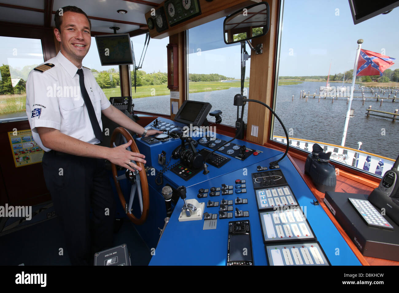 Tassilo Schäfer, Kapitän der Mississippi-Dampfer "River Star" der Reederei  Poschke ist in den Bodden Hafen von Prerow, Deutschland, 30. Mai 2013  abgebildet. 2009 wurde er im Alter von 21 Jahren Deutschlands jüngster