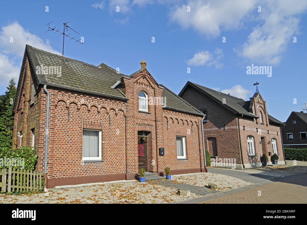 Siedlung haeuser -Fotos und -Bildmaterial in hoher Auflösung – Alamy
