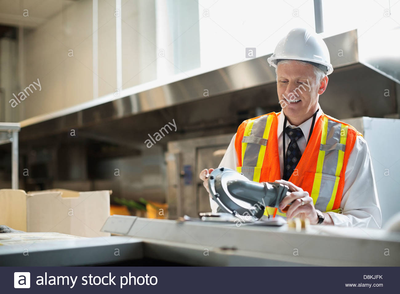 Männliche Architekt Inspektion Küche Armatur auf Baustelle Stockfoto