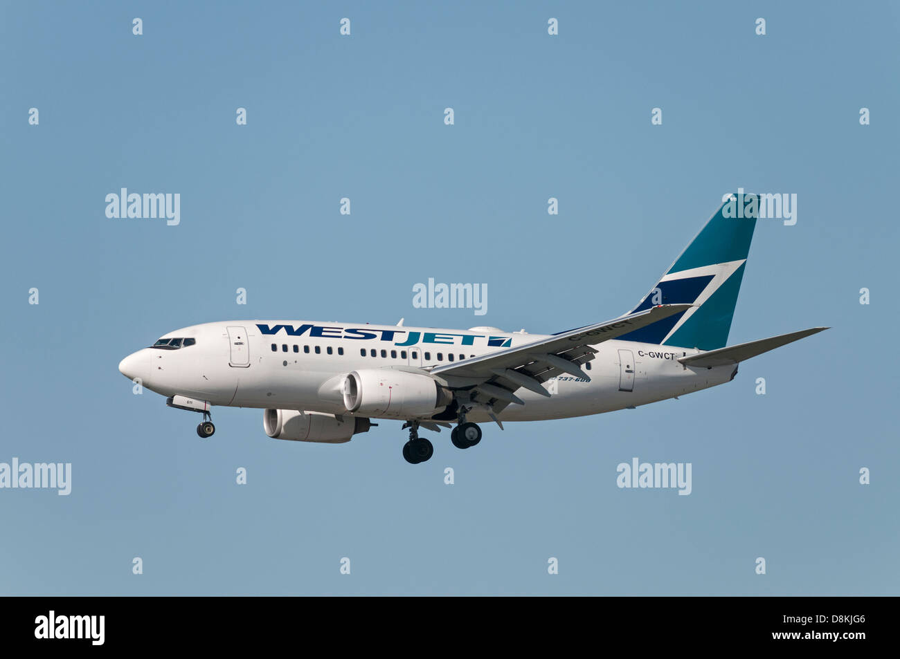 WestJet Boeing 737 Passagier Jetliner im Endanflug zur Landung. Stockfoto