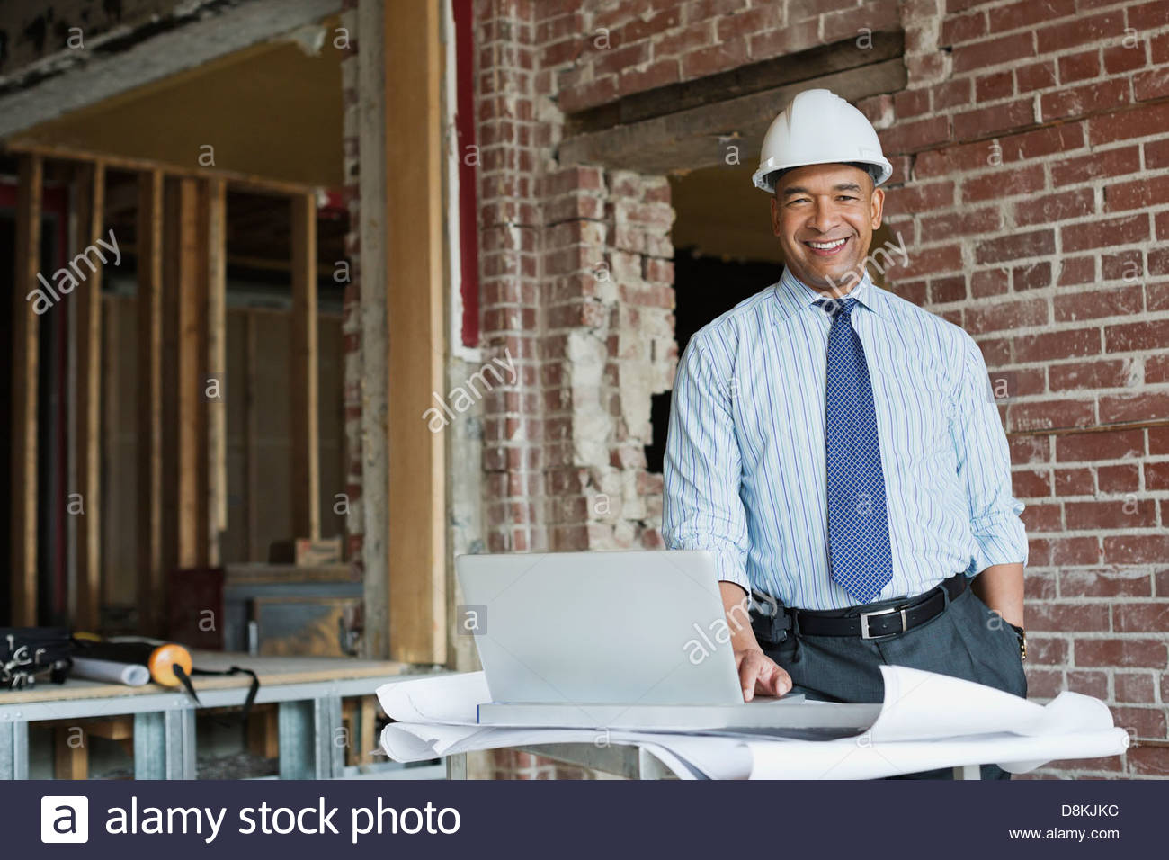 Porträt des männlichen Architekten mit Laptop auf Baustelle Stockfoto