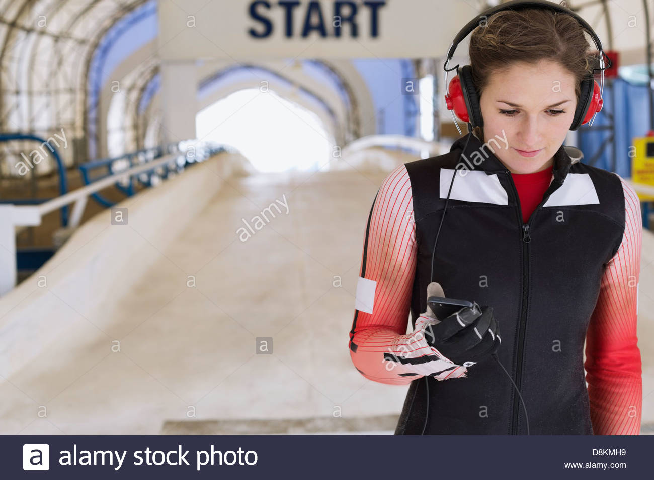 Skeleton Sportlerin Vorbereitung für Rennen Stockfoto