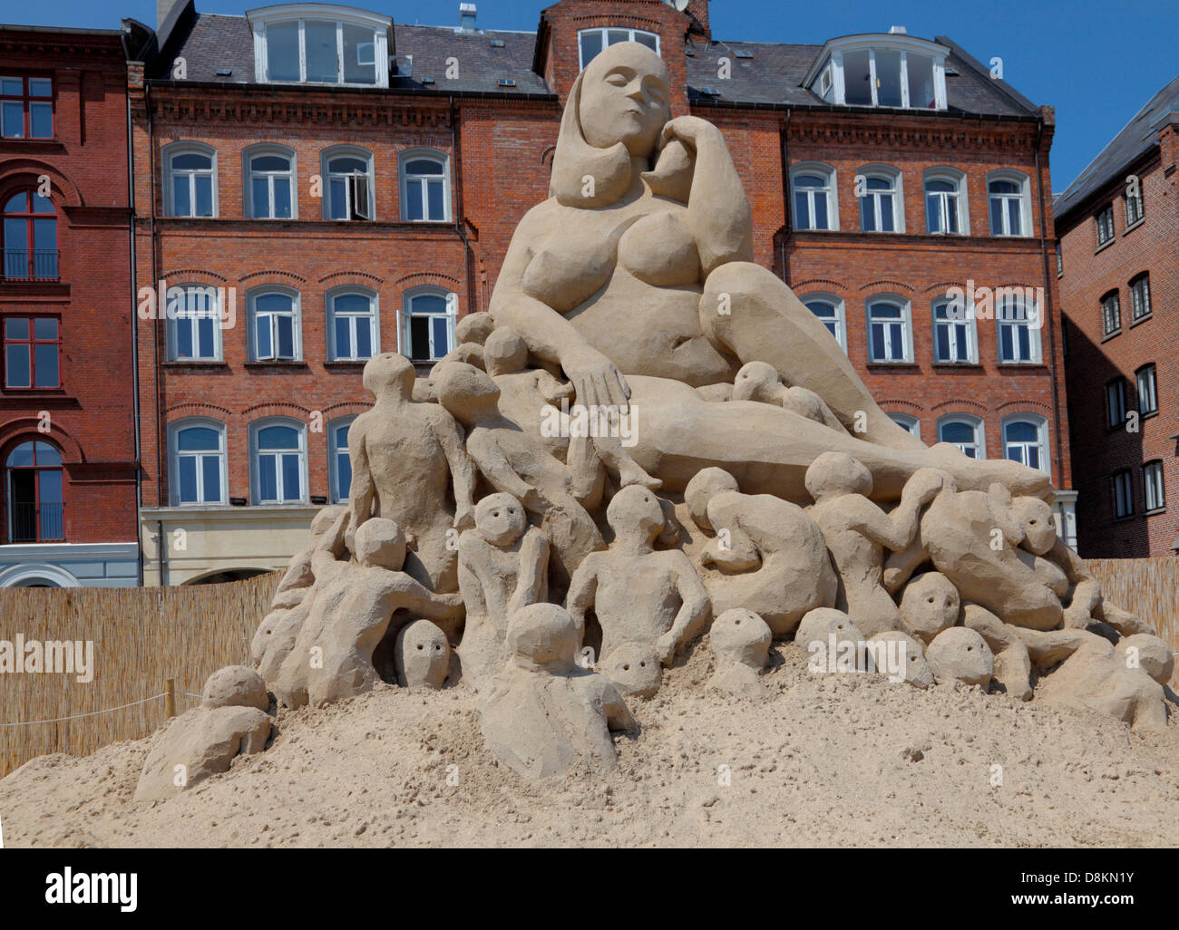 Kopenhagen, Dänemark. 30. Mai 2013. 17 Sandskulpturen von bis zu 10 Metern Höhe 3.000 Tonnen Sand von 30 Künstlern aus Sand gebaut sind bis zum 25. August an Havnegade im Hafen von Kopenhagen in eines der spektakulärsten Ereignisse der Sandskulpturen in Nordeuropa zu sehen. "Big Mama" von Ulrich Baentsch, Deutschland. Die Frau sitzt bequem auf viele kleine Männer ihr herumkriechen. Die Skulptur ist über die Mehrdeutigkeit des Weibchens aus der männlichen Sicht. Es ist eine Schönheit und Anziehungskraft, aber es könnten auch etwas beängstigend an ihr. © Niels Quist / Alamy Liv Stockfoto