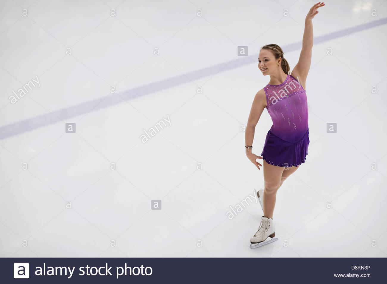 Weibliche Abbildung Skater, die Durchführung von Routine in Eisbahn Stockfoto