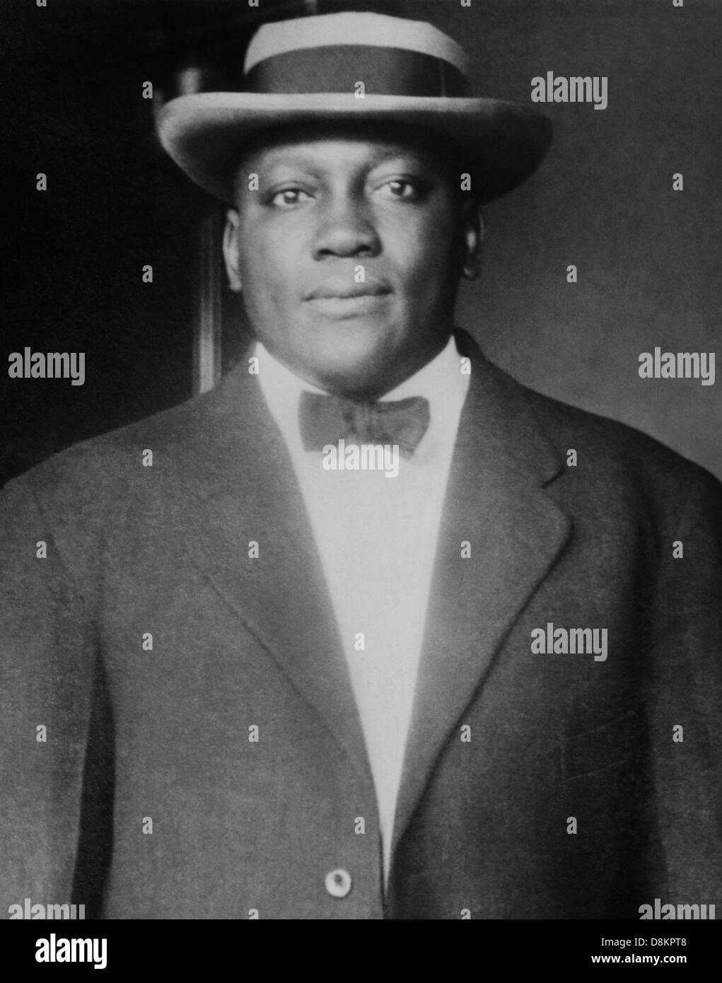 Oldtimer-Foto des Boxers Jack Johnson (1878 – 1946) – Johnson, bekannt als „der Galveston-Riese“, war der erste Afrikaner, der Weltmeister im Schwergewicht wurde und den Titel von 1908 bis 1915 hielt. Stockfoto
