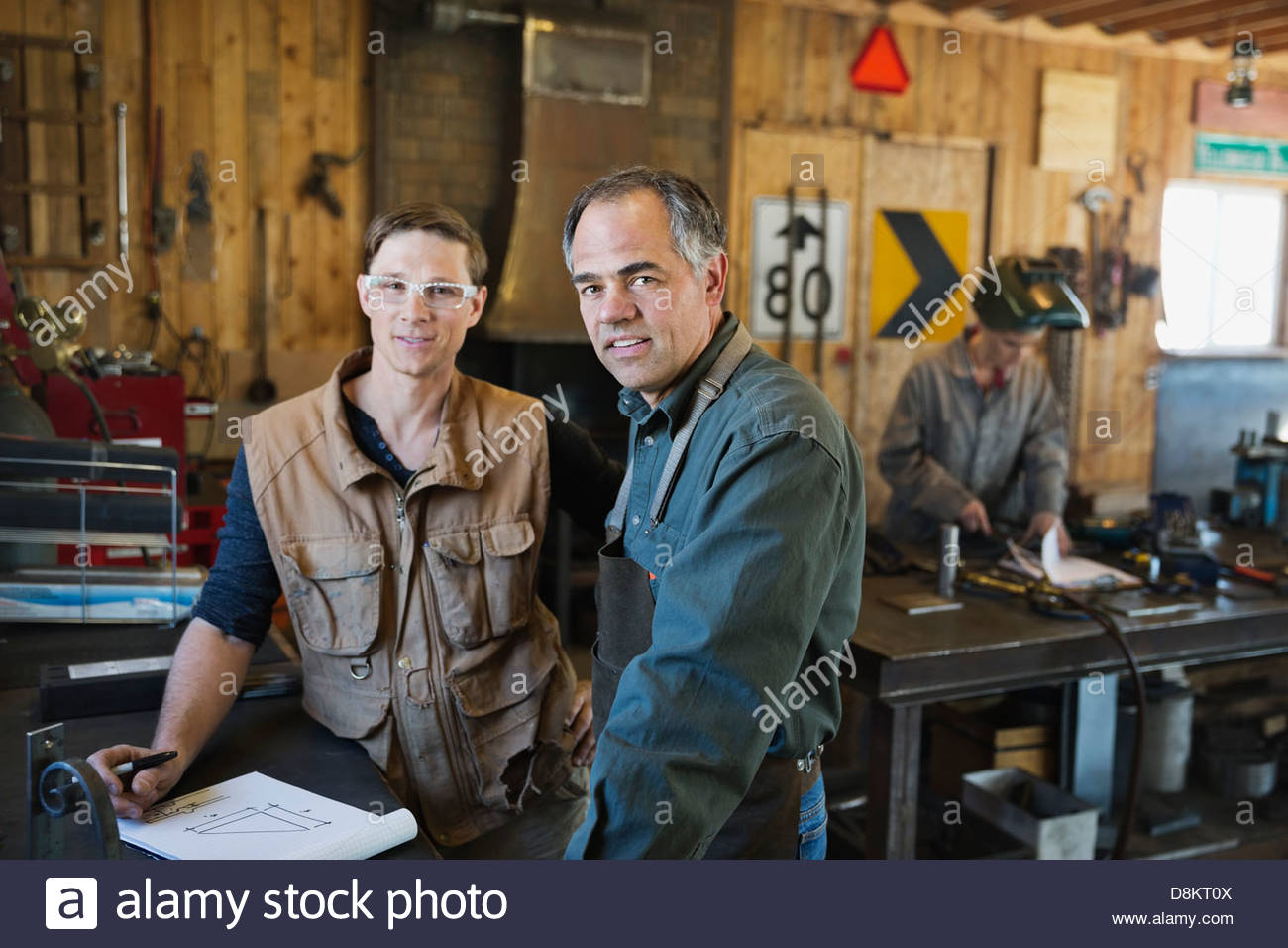 Porträt von zuversichtlich Metallarbeiter in Werkstatt Stockfoto