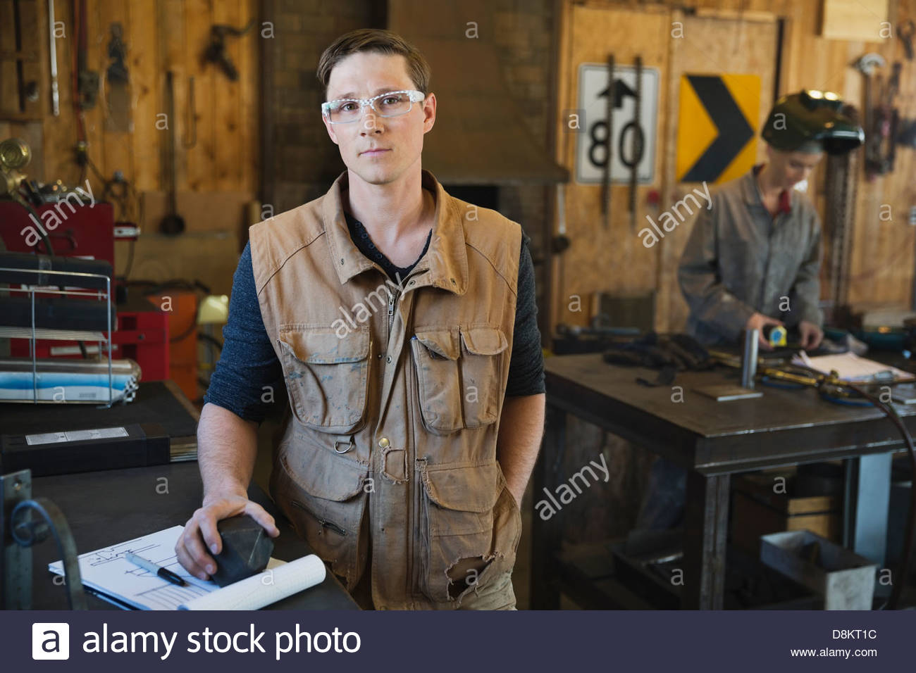 Porträt der Metallarbeiter stehend von workbench Stockfoto