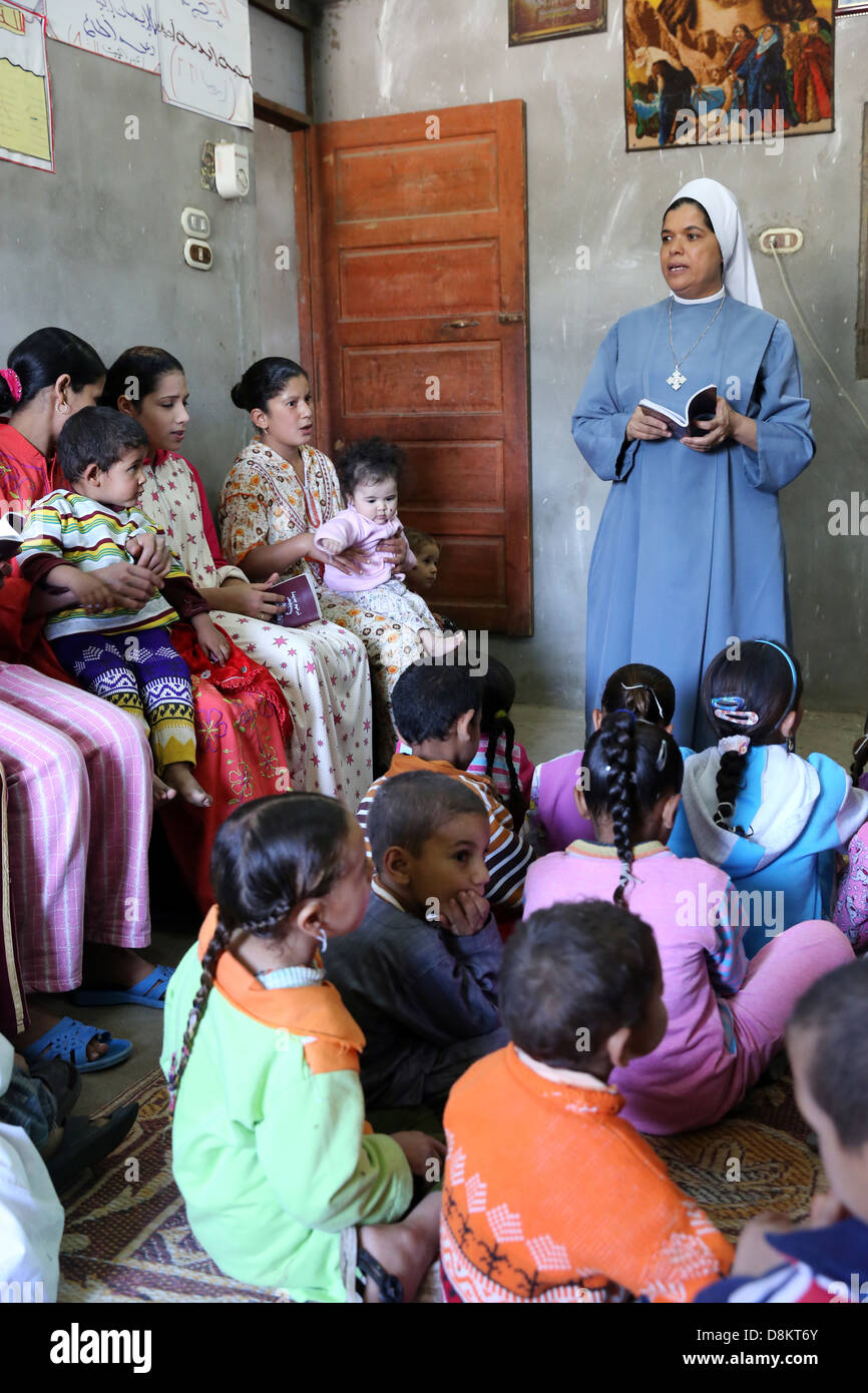 Ägypten, christlichen Religionsunterricht durch koptische katholische Nonne (Schwester) in einem Privathaushalt in Oberägypten Stockfoto