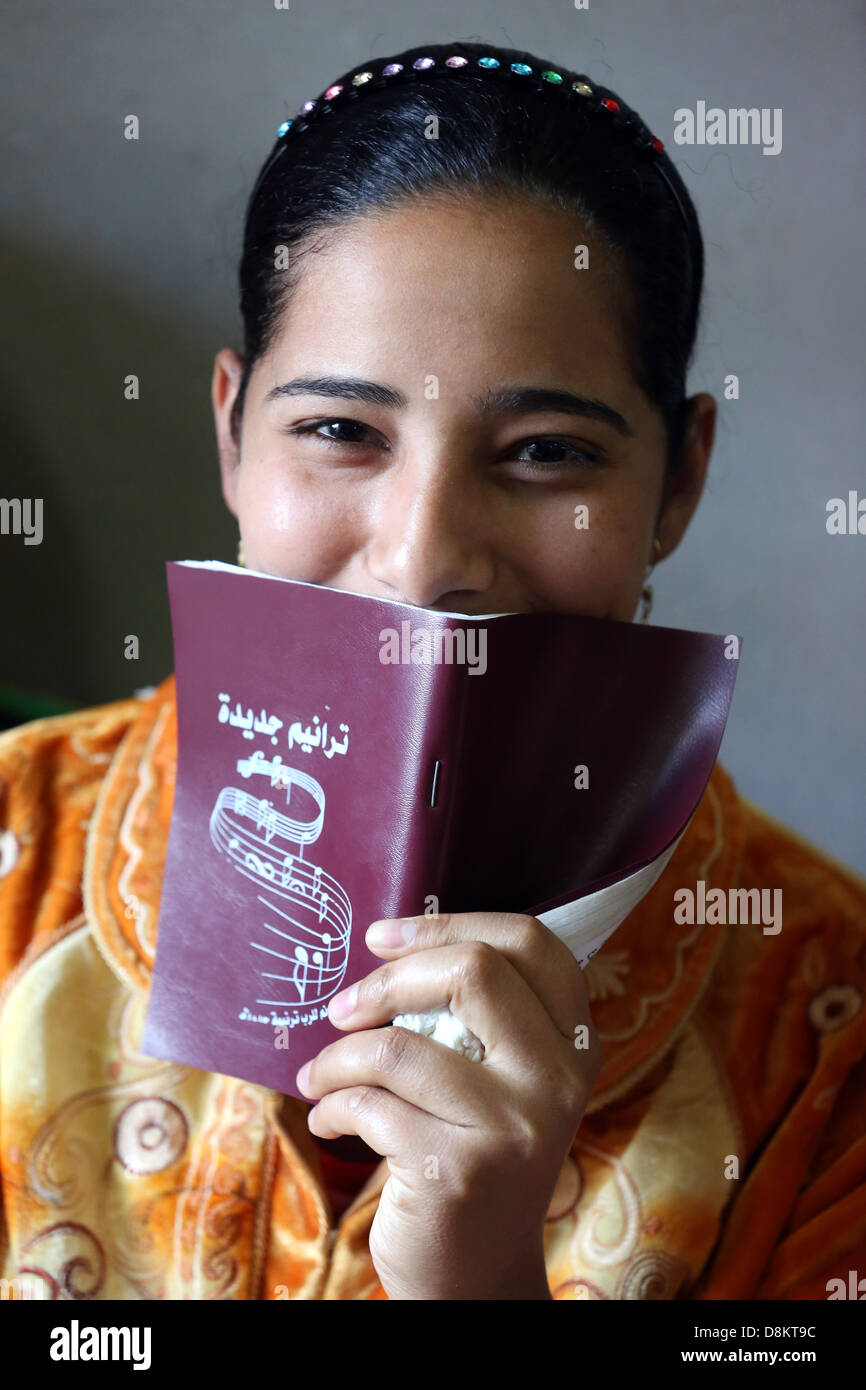 Ägypten, christlichen koptisch-katholischen Religionsunterricht, Frau singen christliche Lieder in einem Privathaushalt in Oberägypten Stockfoto