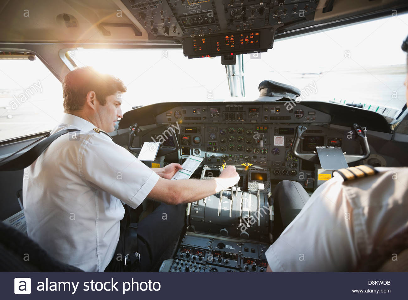 Pilot und Copilot prüfen Systemsteuerung im Flugzeug-cockpit Stockfoto
