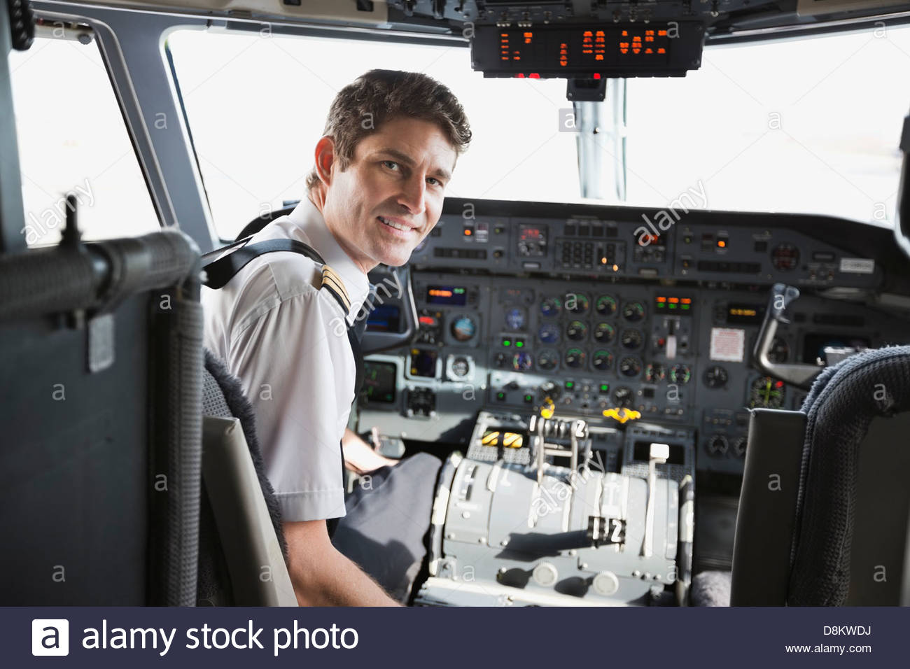 Porträt von männlichen pilot sitzt im Flugzeug-cockpit Stockfoto