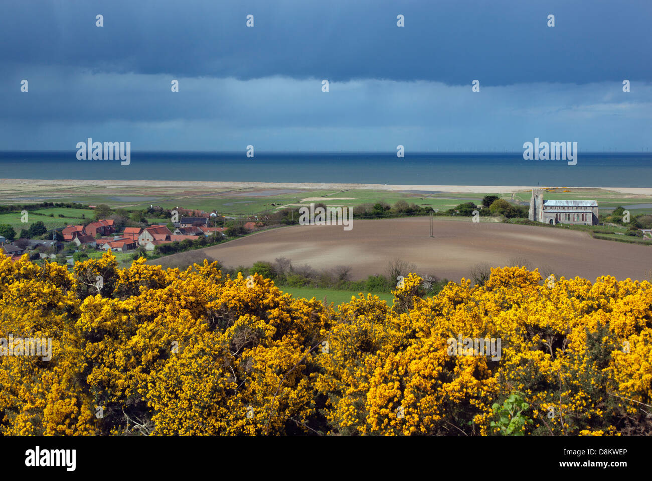 Salthouse Kirche aus Kelling Heath im Frühjahr an der Nordküste Norfolk Stockfoto