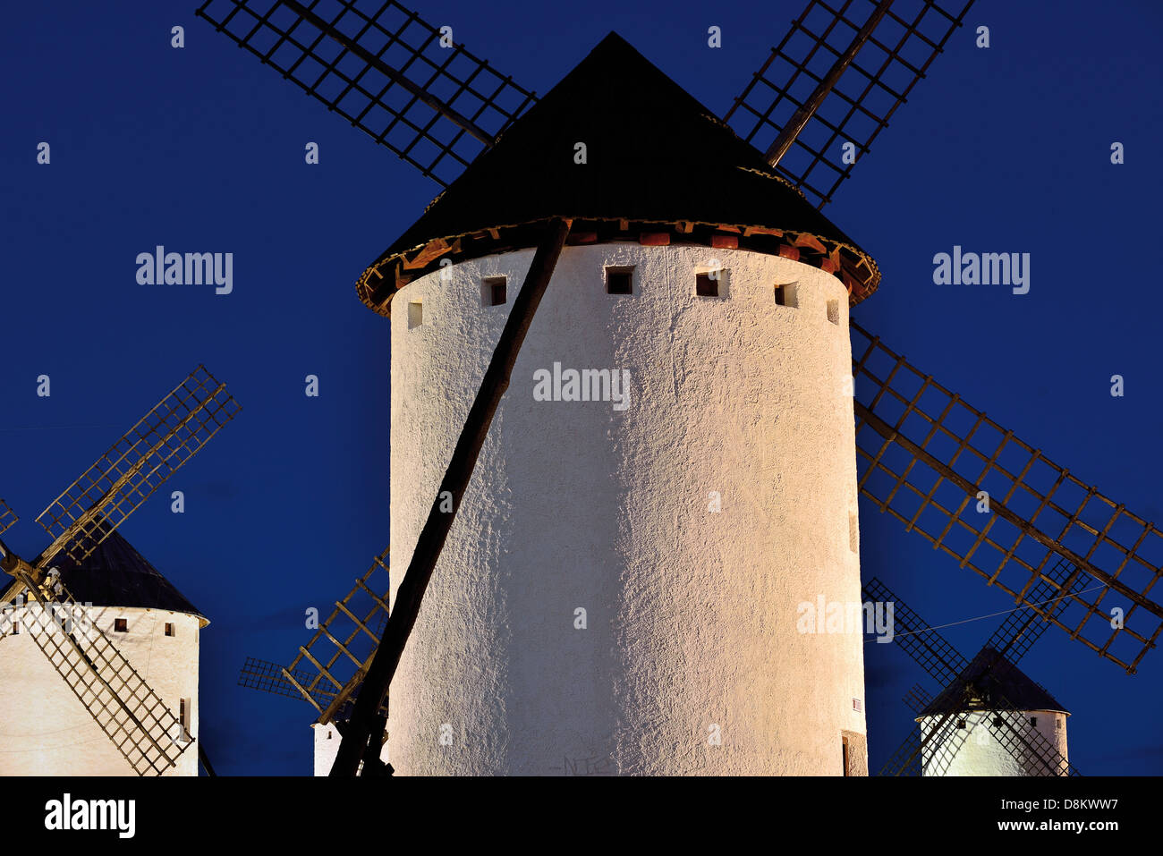 Spanien, Castilla-La Mancha: Nächtliche Blick auf Windmühlen in Campo de Criptana Stockfoto