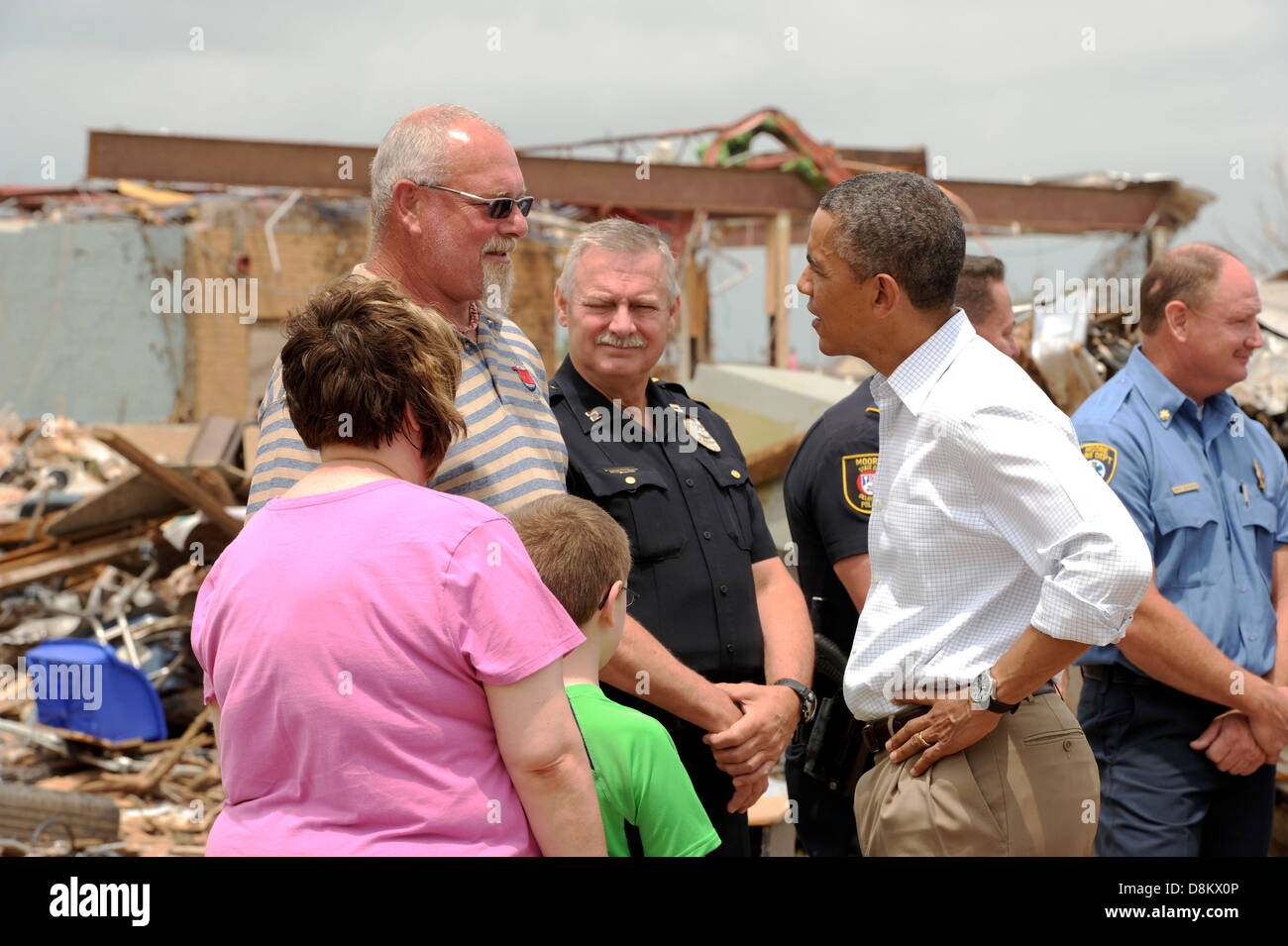 US-Präsident Barack Obama begrüßt lokale resident Scott Lewis während eines Besuchs auf der Plaza Towers Grundschule 26. Mai 2013 in Moore, OK durch ein EF5 Tornado zerstört. Lewiss Familie ritten den Sturm in ihren Unterschlupf bei ihrem Haus neben der Schule. Stockfoto