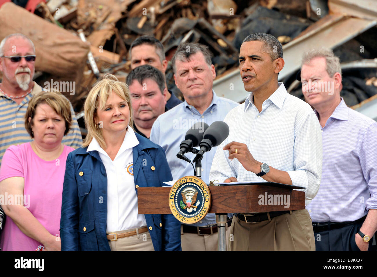 US-Präsident Barack Obama steht vor die Überreste der Plaza Towers Elementary School mit Oklahoma Gouverneur Mary Fallin, links, und staatliche und örtliche Beamte 26. Mai 2013 in Moore, OK. Stockfoto