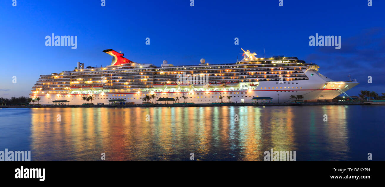 Carnival Pride, Kreuzfahrtschiff im Hafen Nassau, Bahamas. Stockfoto