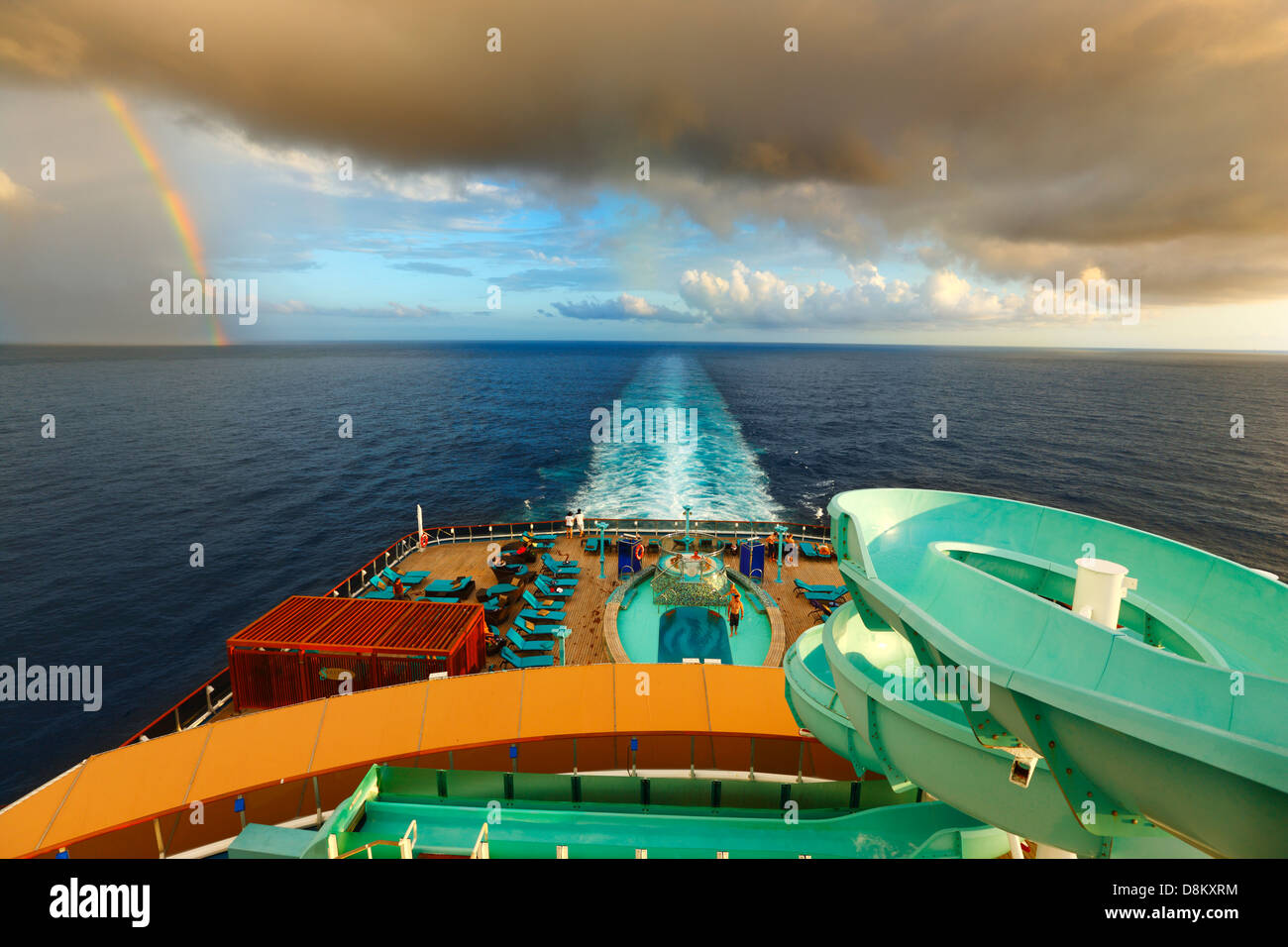 Cruise Line Schiff in einem Sturm mit einem Regenbogen am Horizont Stockfoto