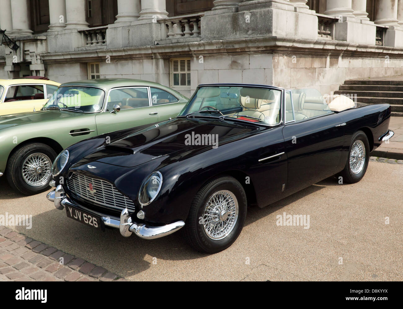 Ein wunderschönes, seltenes, schwarzes, 1964, Aston Martin DB5 Cabriolet im Old Royal Naval College in Greenwich. Stockfoto