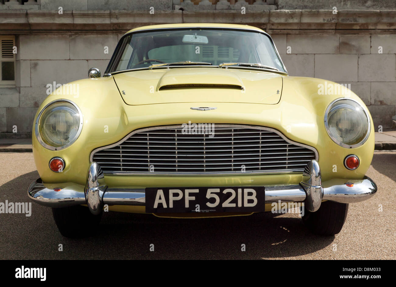 Vorderansicht eines Classic Yellow, 1964, Aston Martin DB5 im Old Royal Naval College in Greenwich. Stockfoto