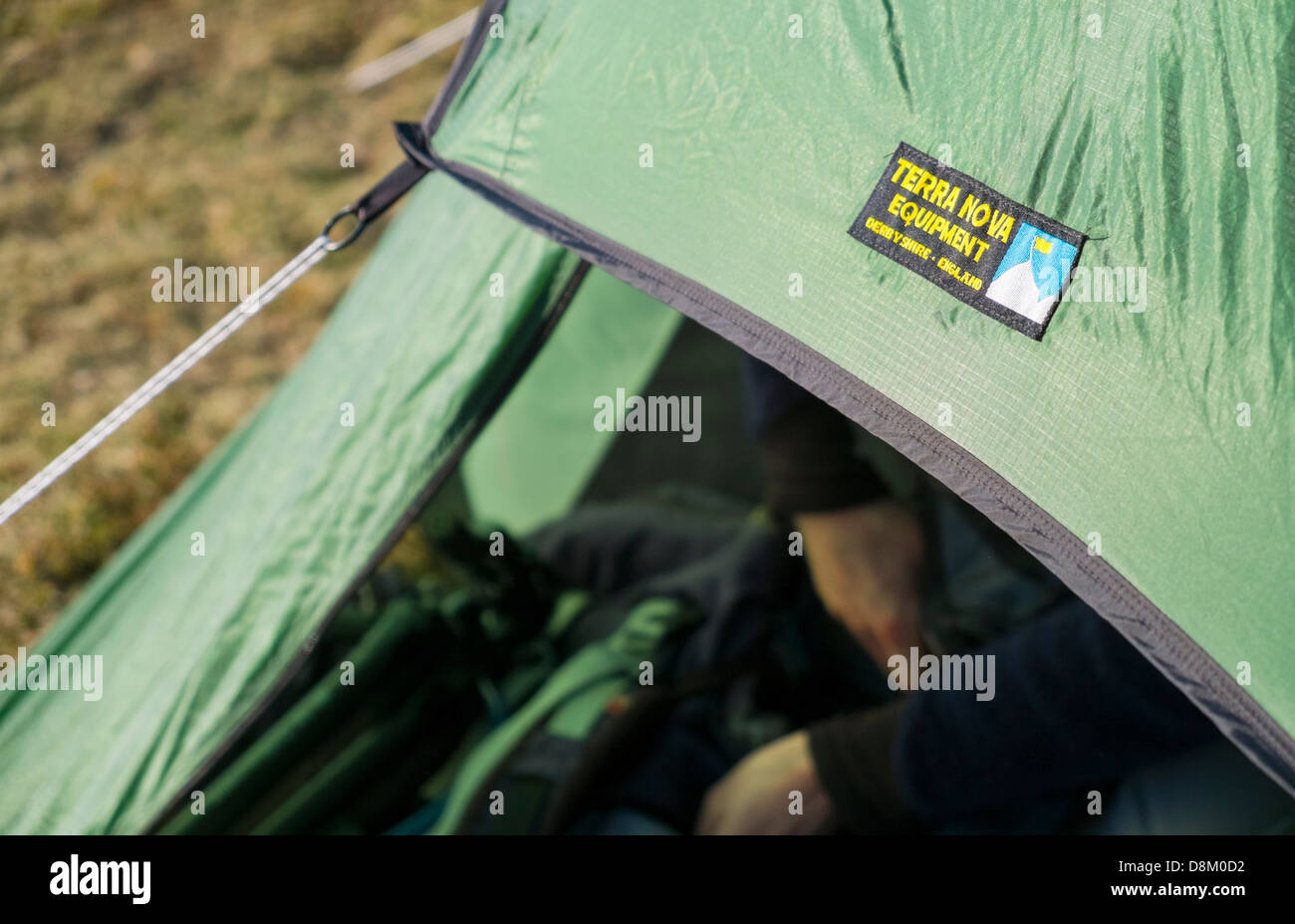 Eine Nahaufnahme von Terra Nova Solar 2 Zelt aufgeschlagen mit Händen packen einen Rucksack im Inneren Stockfoto