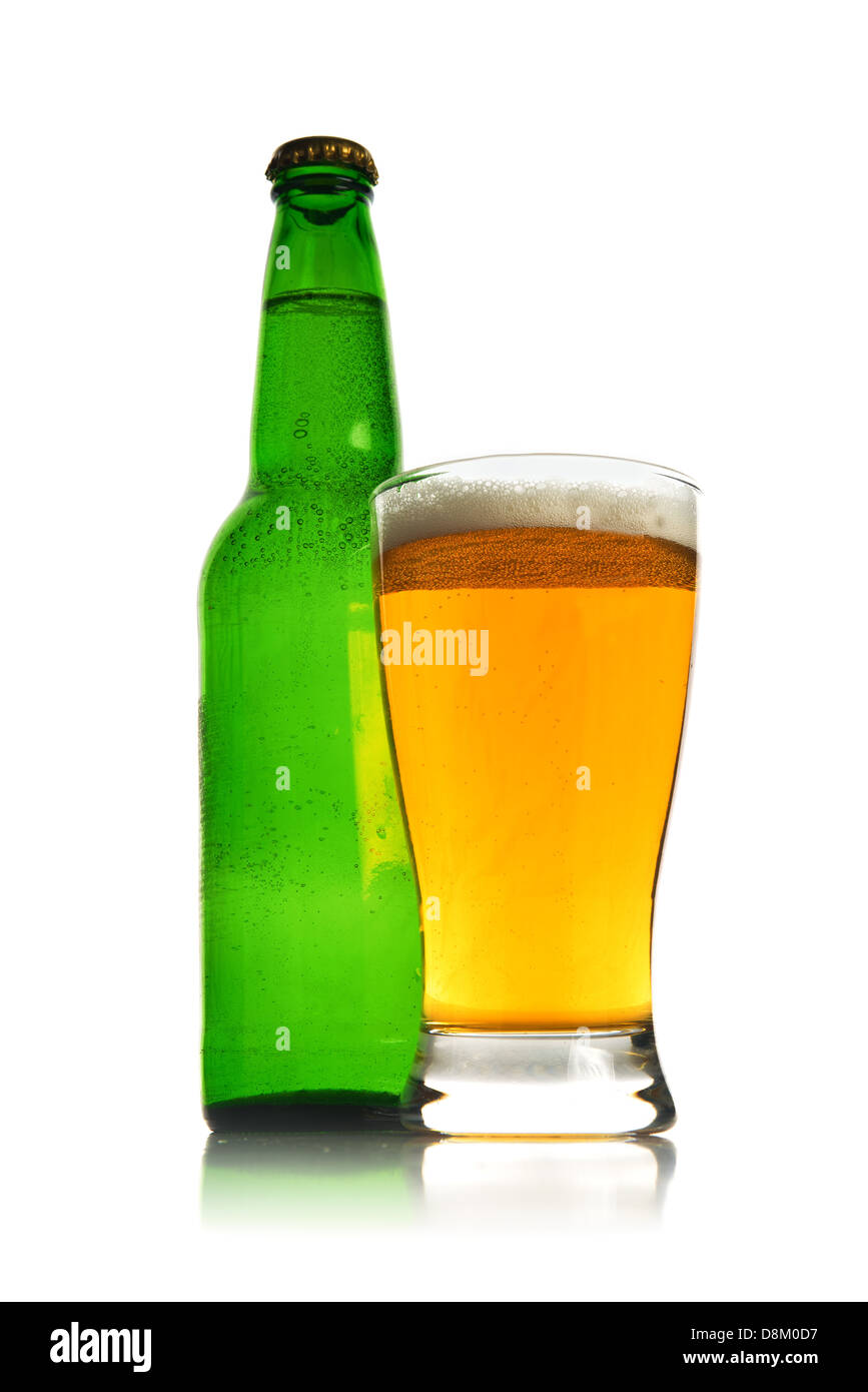 Bierflasche und Glas voller helles Bier auf einem weißen Hintergrund. Stockfoto