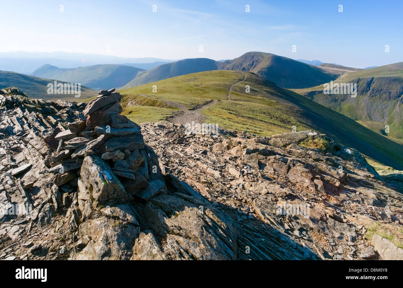 Blick auf Sandy Hill vom Gipfel des Hopegill Head bei Sonnenaufgang im Lake District Stockfoto