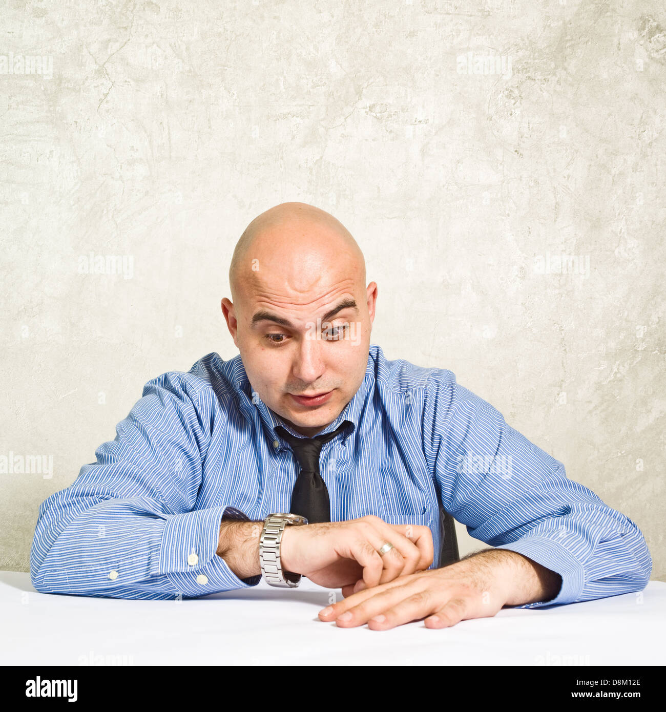 Überprüfen der Zeit. Besorgt Geschäftsmann ist spät dran für ein treffen. Stockfoto