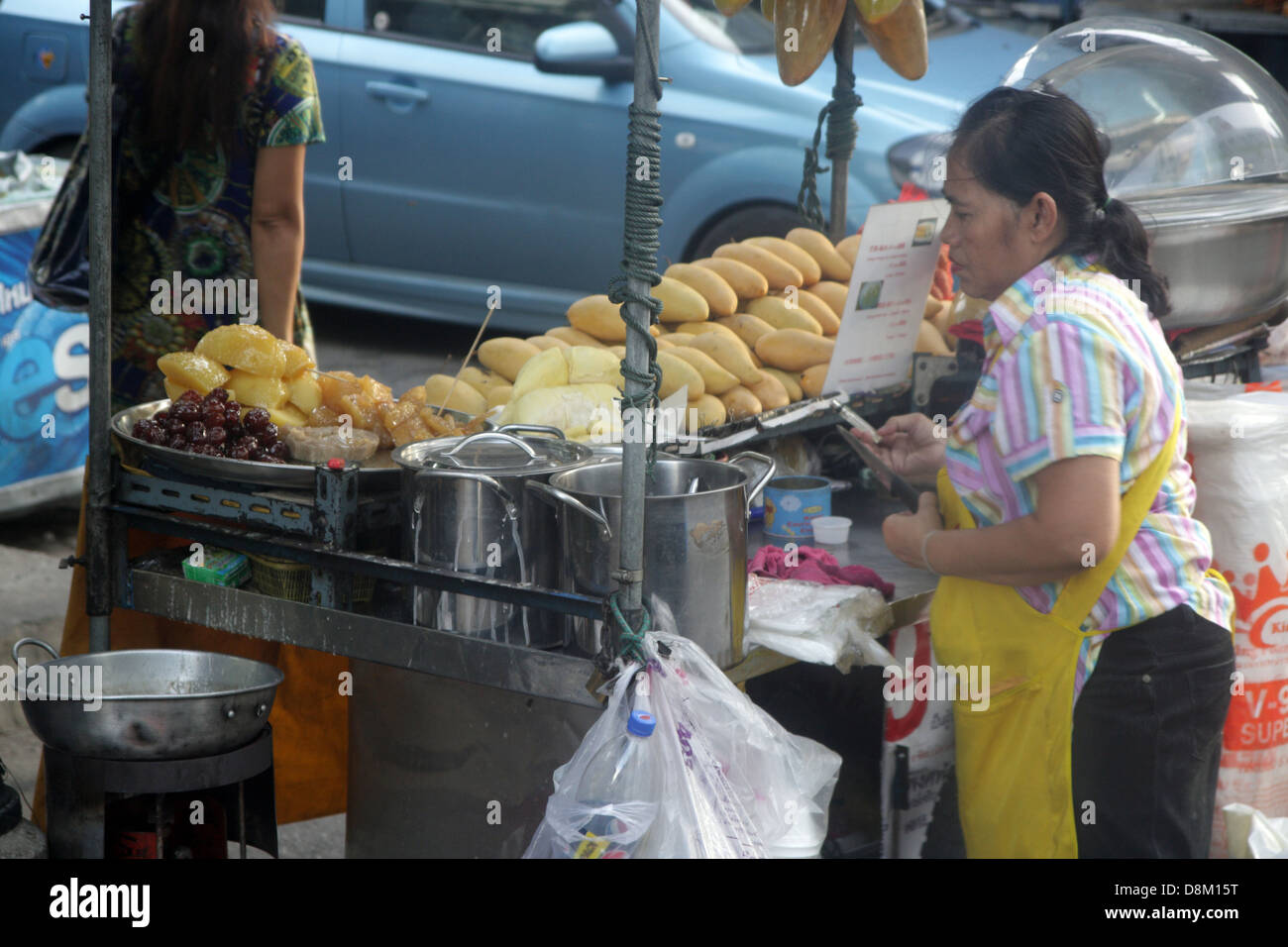 Thai Mango Verkäufer auf Straße in Phatunam Markt, Bangkok, Thailand Stockfoto