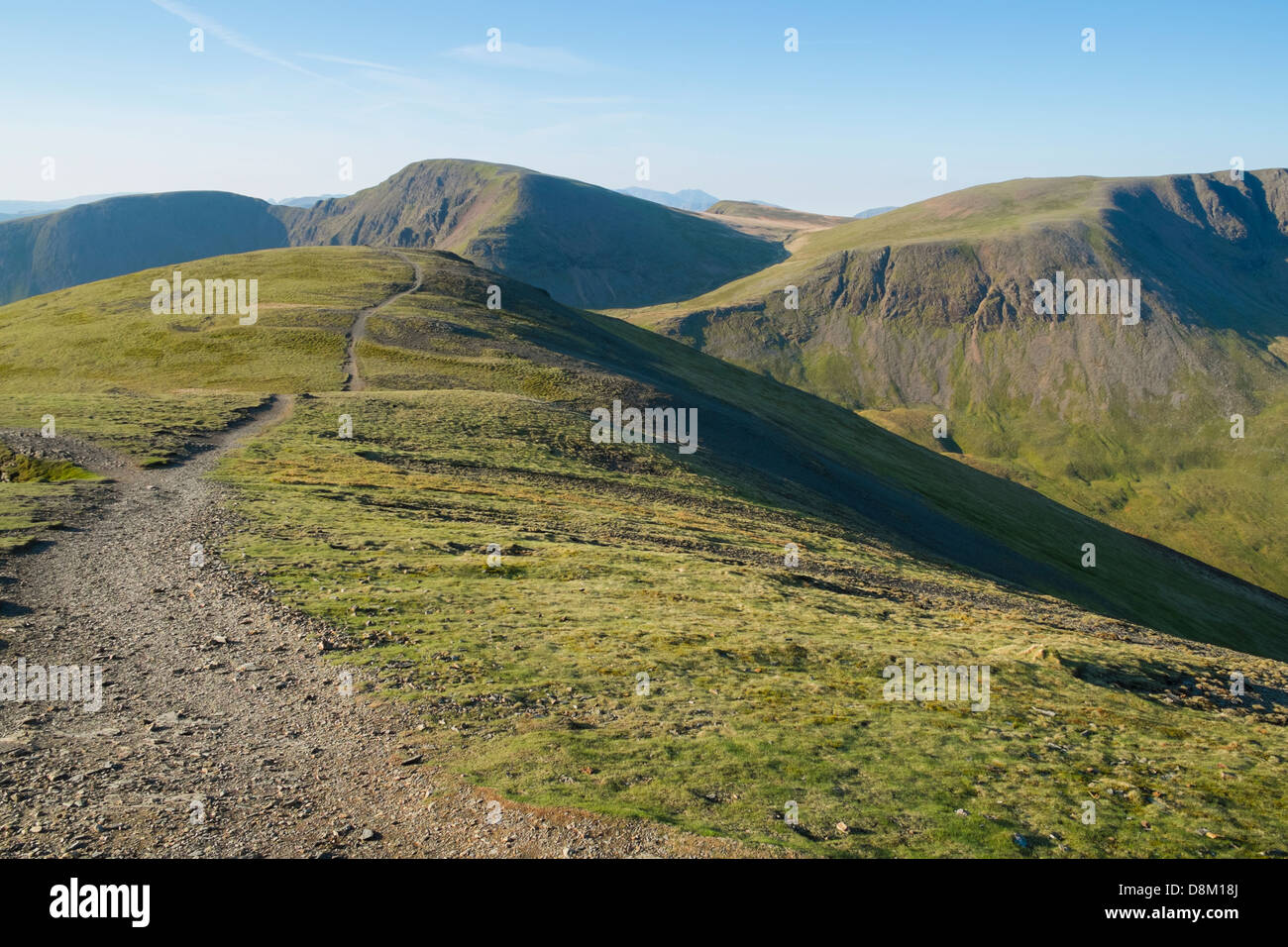Blick auf Sandy Hill mit Crag Hill & Grasmoor in der Ferne bei Sonnenaufgang im Lake District Stockfoto