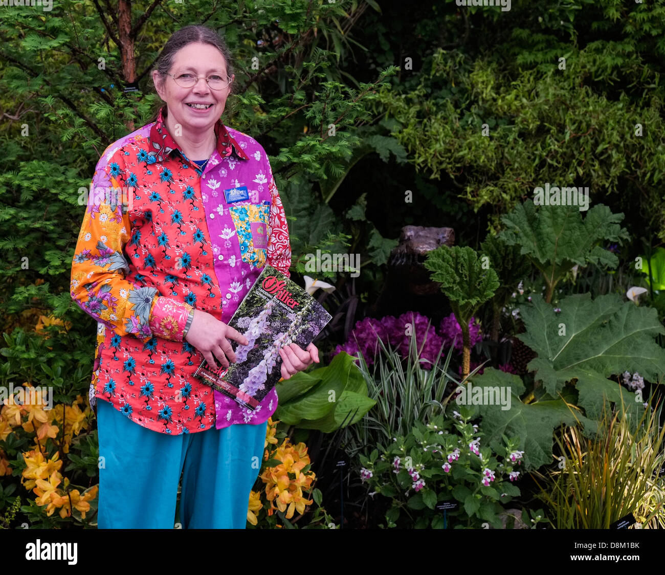 Eine Frau trägt eine bunte Shirt auf der Chelsea Flower Show. Stockfoto