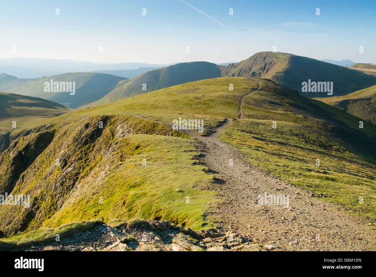 Blick auf Sandy Hill mit Crag Hügel in der Ferne vom Gipfel des Hopegill Head bei Sonnenaufgang im Lake District Stockfoto