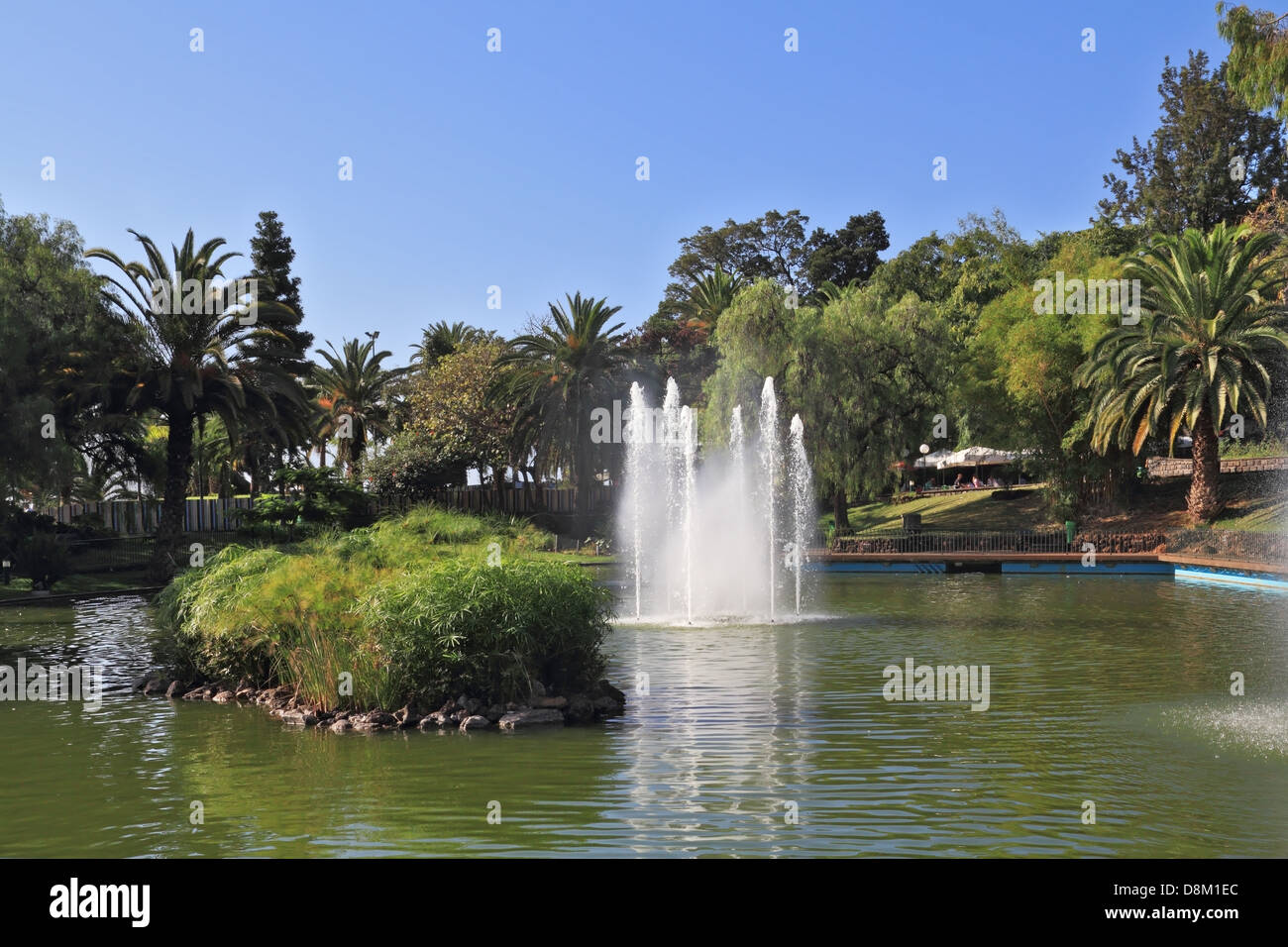 Der See mit Inseln und Brunnen Stockfoto