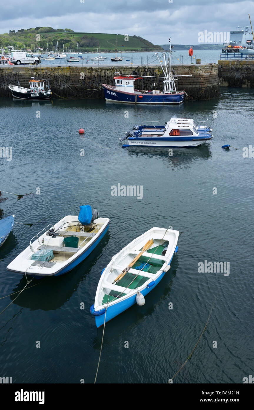 Boote vertäut im Hafen von Falmouth. Stockfoto