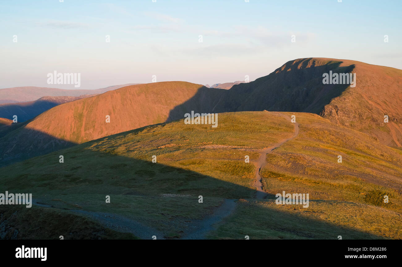 Blick in Richtung Sandy Hill, mit Felsen-Hügel in der Ferne vom Gipfel des Hopegill Head bei Sonnenuntergang im Lake District Stockfoto
