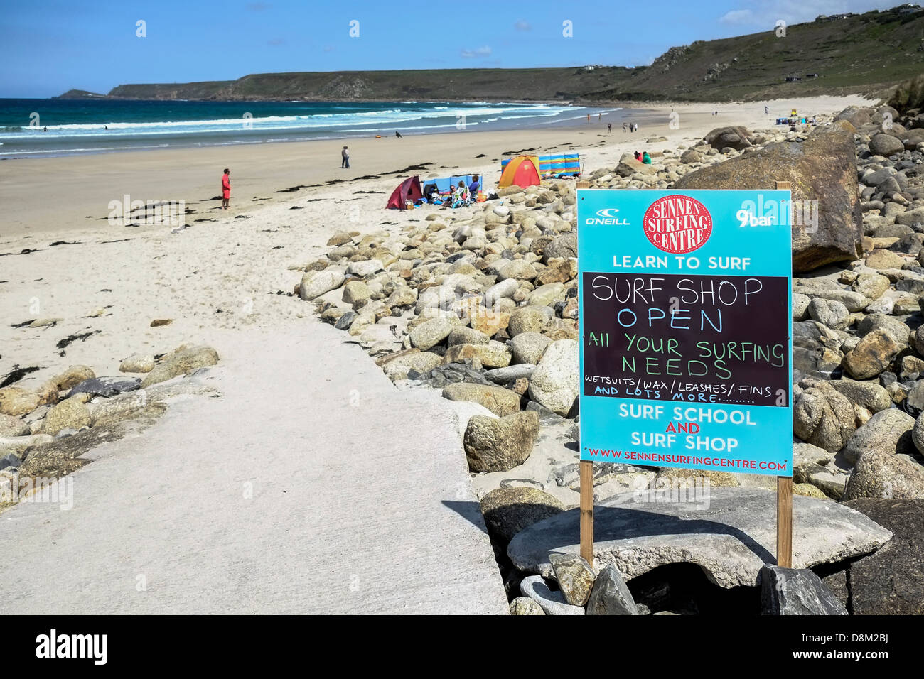 Ein Schild für das Sennen Surf Centre am Sennen Beach in Cornwall, Großbritannien. Stockfoto