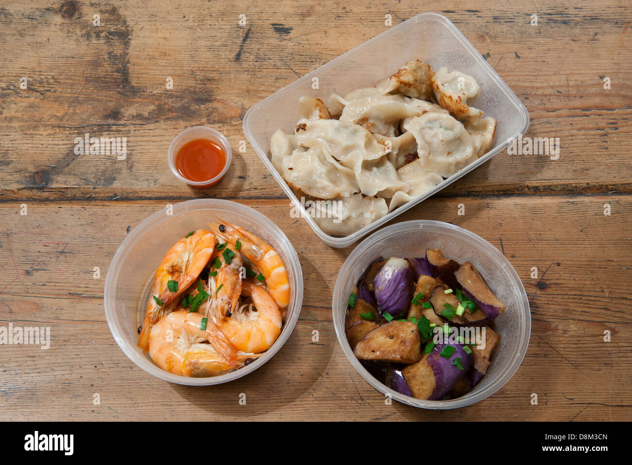 Essen zum mitnehmen in Kunststoff-Behältern Stockfoto