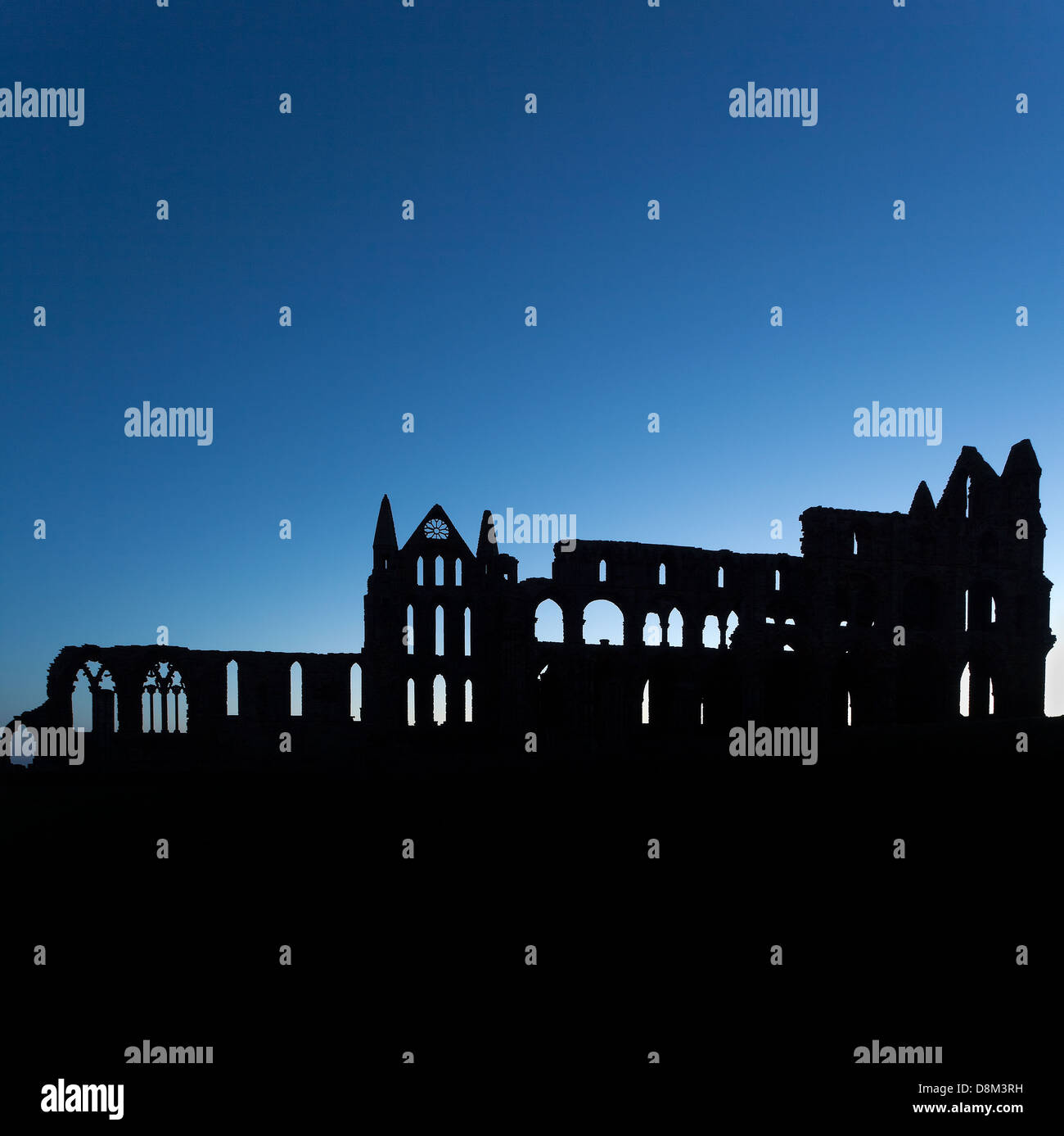 Whitby Abbey Silhouette bei Sonnenaufgang mit einem klaren blauen Himmel oben. Genügend Bewegungsfreiheit Kopie zur Verfügung. Stockfoto